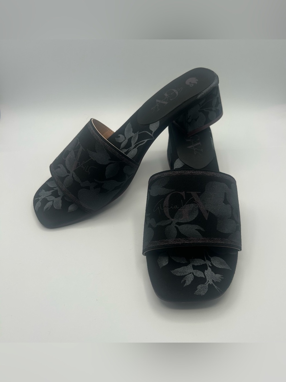 NEW Gloria Vanderbilt Gladys Block Heel Sandals Women's 10 Black Floral Slip On